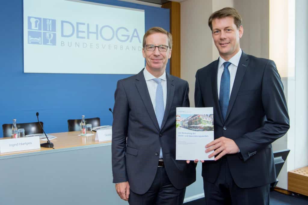 Stellen die Studie auf der Pressekonferenz vor: Dehoga-Präsident Guido Zöllick (r.) und Prof. Dr. Michael Hüther, Direktor des Instituts der deutschen Wirtschaft Köln.