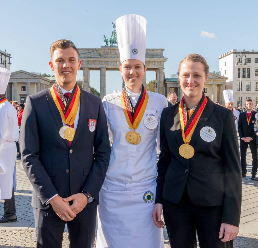 Strahlende Gesichter bei schönstem Sonnenschein: (von links). Die Goldmedaillen-Gewinner Maximilian Gallasch, Julia Tischer, Anne Maria Gerhardt (Foto: Dehoga/Svea Pietschmann)