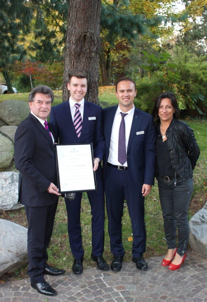 Michel Prokop (l.), Executive Vice President im Dolce Bad Nauheim, Oya Hahn (r.), Director of Business Development, und Alexander Spuck (2. v. r.), Director of International Group & MICE Sales, sind stolz auf ihren ehemaligen Azubi Niclas Bardo Bayer (2. v. l.).  (Foto: Dolce Bad Nauheim)