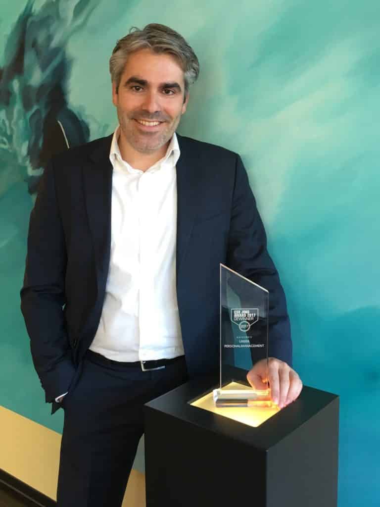  Marcus Fränkle (Geschäftsleiter des Hotels Der Blaue Reiter Karlsruhe) mit dem „CSR Jobs Award 2017“-Pokal