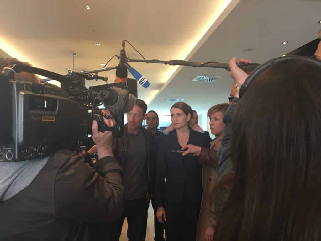 Tatort-Dreh im Radisson Blu Hamburg: Wotan Wilke Möhring, Anja Kling und Franziska Weisz (Foto: Radisson Blu)