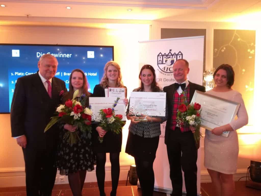 Gert Prantner (Gründer und Ehrenpräsident der AICR Deutschland; RIMC Hotels & Resprts), Miriam Ziemer (Präsidentin AICR Deutschland; my4walls Hamburg), Lisa Rengshausen (Roty 2017, Platz 2; The Ritz Carlton Berlin), Cornelia Mellinghoff (Roty 2017, Platz 1; Brenners Park-Hotel & Spa Baden-Baden), Peter Sattler (DHA, Sponsor) und Sandra Wingenfelder (Roty 2017, Platz 3; Hotel René Bohn Ludwigshafen) - Foto: AICR