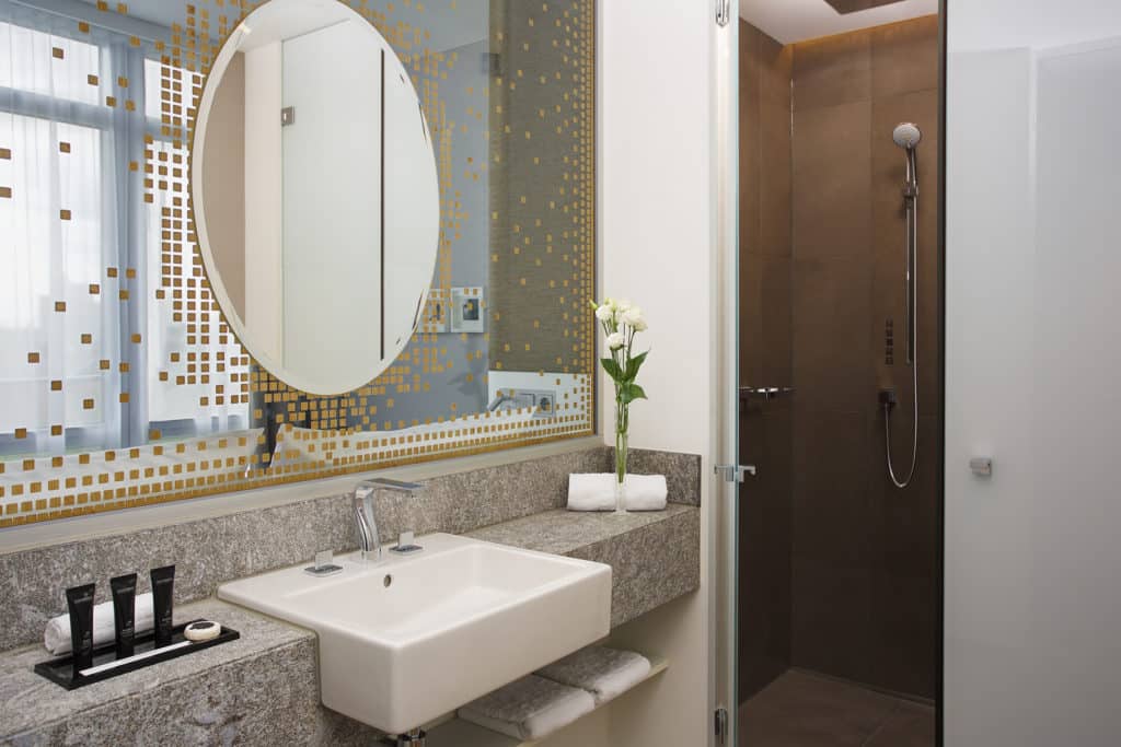 Steigenberger Hotel Munich - bathroom (Photo: Deutsche Hospitality)