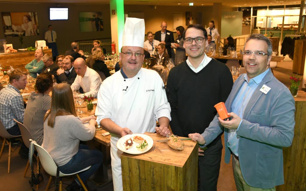 Dominik Flettner, Küchenchef, Tim Oberdieck, Hoteldirektor und Torsten von Borstel, United Against Waste e.V. (von links nach rechts) klärten beim zweiten Bremerhavener Resteessen im ATLANTIC Hotel Sail City auf, wie sich Lebensmittelverschwendung in Großküchen und zuhause vermeiden lässt. (Foto: Atlantic Hotels, Heiko Sandelmann)